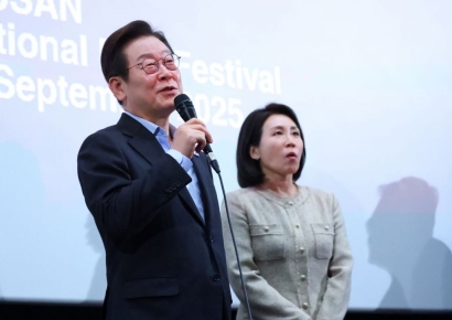 부산국제영화제 찾은 李대통령 부부, 영화 '극장의 시간들' 관람…"영화 산업 성장에 관심 갖겠다"