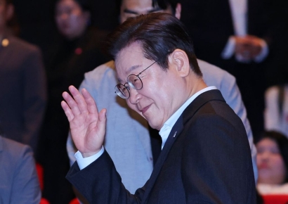 [폴폴뉴스]李대통령 지지율 2주 연속 하락…대법원장 사퇴논란 악재된 듯
