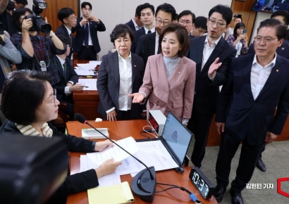 [포토] 나경원, 법사위 간사 5수 실패... 국힘 3명 퇴장 명한 추미애