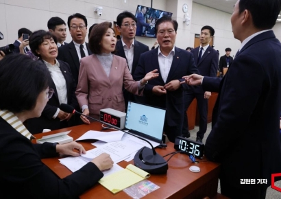 "윤석열에 무슨 도움" "추할 추 법사위"…검찰개혁 청문회 거듭 파행