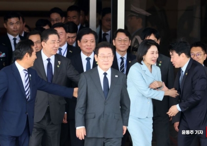 [포토] '여사님이 앞으로, 실장님이 앞으로'