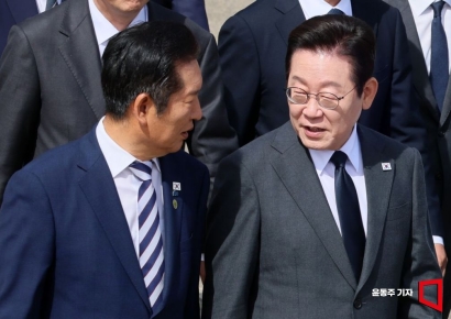 [포토] 순방길에 정청래 대표와 의견 교환하는 이재명 대통령