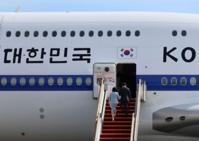 [포토] 공군 1호기 오르는 이 대통령 내외