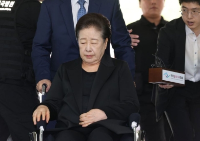 '정교유착 의혹' 한학자 통일교 총재, 휠체어 타고 구속심사 출석…이르면 오늘 밤 결론
