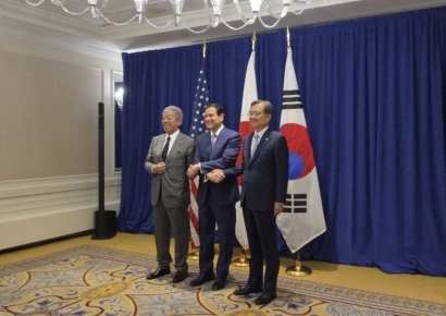 [포토]미국 뉴욕서 손 맞잡은 한미일 외교장관