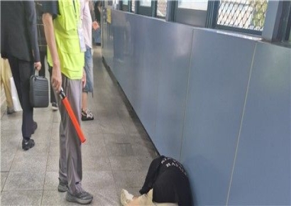 "취객? 아닌거 같은데"…쓰러진 여성에 '촉' 발동한 간호학과 대학생