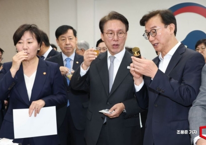 [포토] 우리 농수산물 가공식품 맛보는 김민석 총리