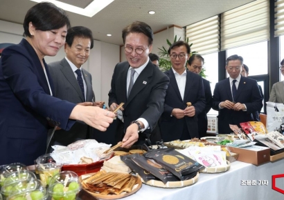[포토] 추석 농수산물 가공식품 둘러보는 김민석 총리