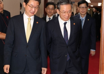 [포토] 국무회의 참석하는 이억원 금융위원장과 정성호 법무장관