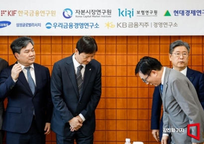 [포토] 연구기관장과 인사하는 이찬진 금융감독원장