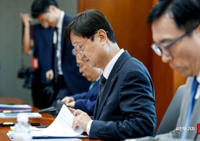 [포토] 회의자료 보는 이찬진 금융감독원장