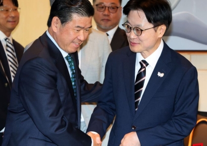 [포토] 미 암참 회장과 인사 나누는 김정관 장관