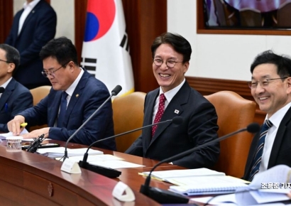 [포토] 밝은표정의 김민석 국무총리