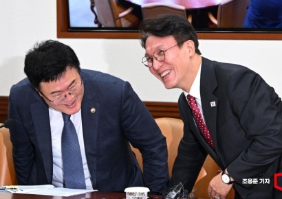 [포토] 환하게 인사나누는 김민석 총리