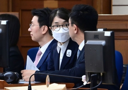 [속보] 김건희, 왼쪽 가슴에 수용번호 '4398'…직업 묻자 "무직입니다" 답변