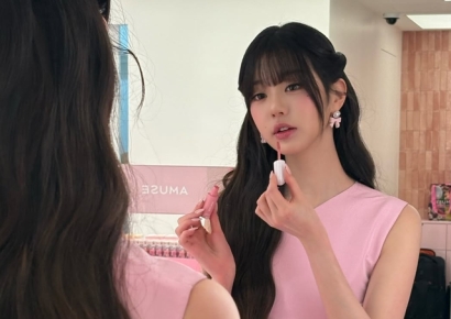 "장원영 손에 든 것 뭐죠?" 세계인 홀린 'K립제품'…기초 이어 색조시장도 점령