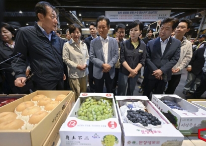 [포토] 정청래, 서울 가락시장 방문...추석맞이 물가 점검