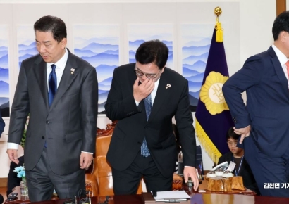 [포토] 돌아서 자리로 향하는 여야