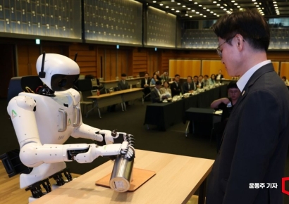[포토] AI 탑재 이족보행 휴머노이드 로봇 시연