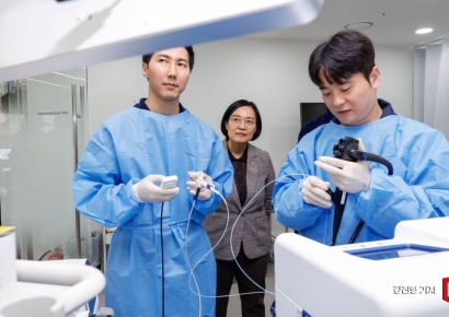 [포토] 수술용 로봇 시연 보는 한성숙 장관