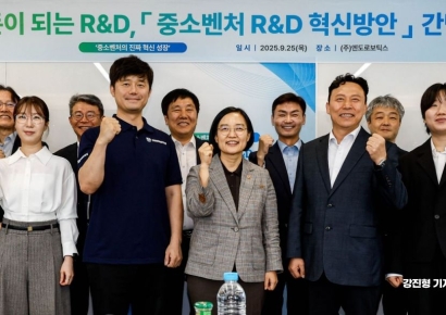 [포토] 벤처기업인 만난 한성숙 중소벤처기업부 장관