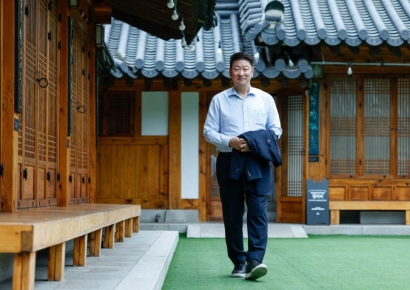 [만보정담]오화경 저축은행중앙회장 "'제2 교보-SBI 딜' 터뜨리도록 M&A 규제 완화해달라"