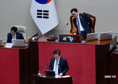 [포토] 정부조직법 이틀째 필리버스터, 스트레칭하는 우원식 의장