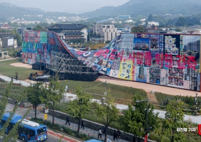 [포토] 열린송현 녹지광장에 설치된 대형 조형물