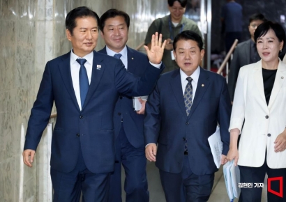 [포토] 확대간부회의 참석하는 정청래