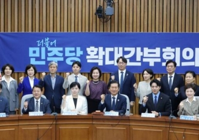 [포토] 파이팅 외치는 더불어민주당