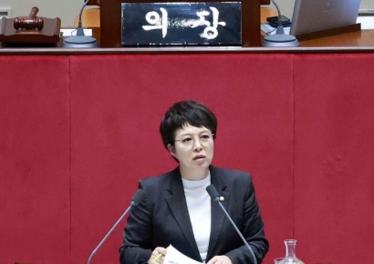 [포토] 김은혜 의원, 12시간째 국회 증감법 무제한토론