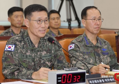 [포토] 국방위 현안 질의에 답하는 김규하 육군참모총장