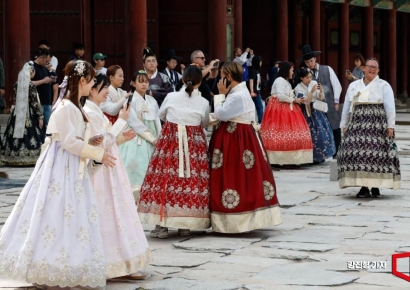 "서울 가서 놀면 돼" 예약 폭등…일본은 '순위 밖' 밀려, 발길 돌린 中관광객