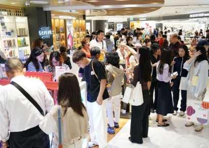 “顾客全都流失了”……明明排队抢购，却卖不了K化妆品[全球支付战争]①
