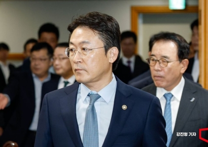 [포토] 협약식장 들어서는 권대영 부위원장-조용병 회장