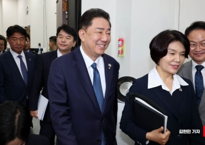 [포토] 원내대책회의 참석하는 김병기-한정애