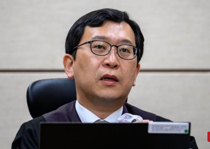 [포토] 한덕수 전 총리 첫 재판 심리하는 이진관 부장판사