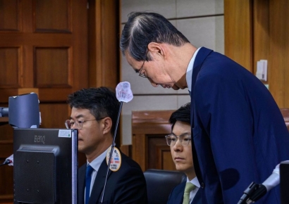 [포토] 한덕수 전 총리, 내란 방조 및 위증 혐의 재판 출석
