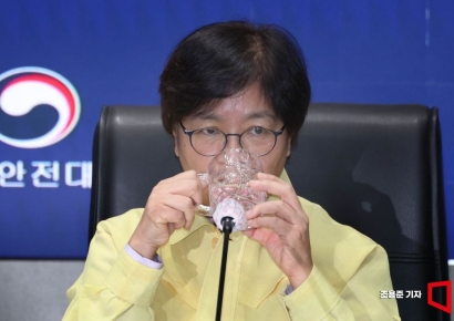 [포토] 물마시는 정은경 보건복지부 장관