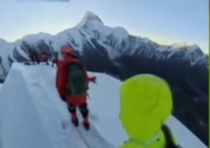 인생 사진 찍어주려다 '스르륵'…5588m 산 정상서 안전로프 푼 中 남성 결국