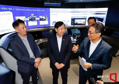 [포토] HD현대 DCC디지털융합센터 방문한 경제부총리