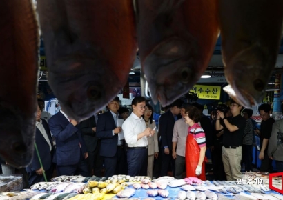 [포토] 추석 앞두고 전통시장 찾은 전재수 장관