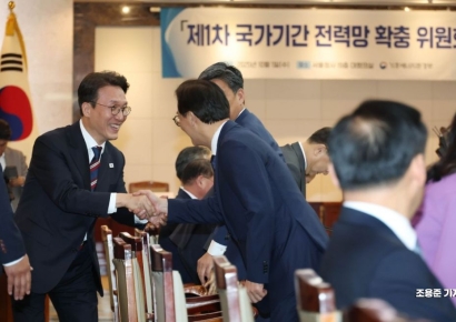 [포토] 김민석 총리, 제1차 국가기관 전력망 확충 위원회 참석