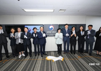 [포토] 성평등가족부 현판식 하는 원민경 장관