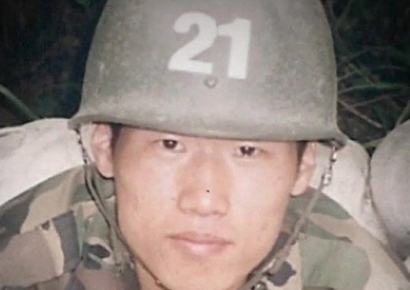 "이거 어떻게 구한거야" '군인 박지성' 사진 올려 국군의 날 기념한 맨유