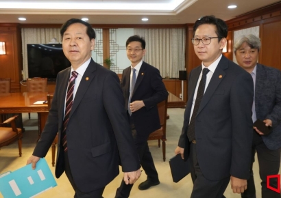 [포토] 제1회 3+알파(α) 회의 참석하는 구윤철, 배경훈 부총리 