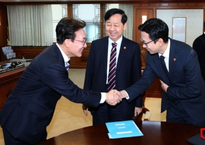 [포토] 배경훈 과기부총리와 악수하는 김민석 총리
