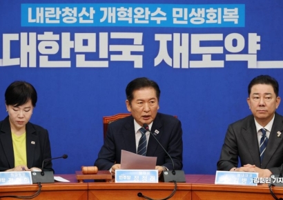 [포토] 정청래 "추석 귀향길 '검찰 폐지' 약속 지켜 기뻐"
