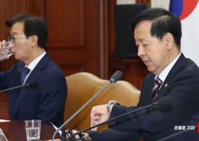 [포토] 시계보는 구윤철 경제부총리