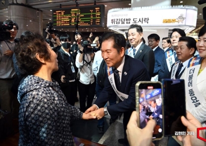 [포토] 귀성객들에게 인사하는 민주당 지도부